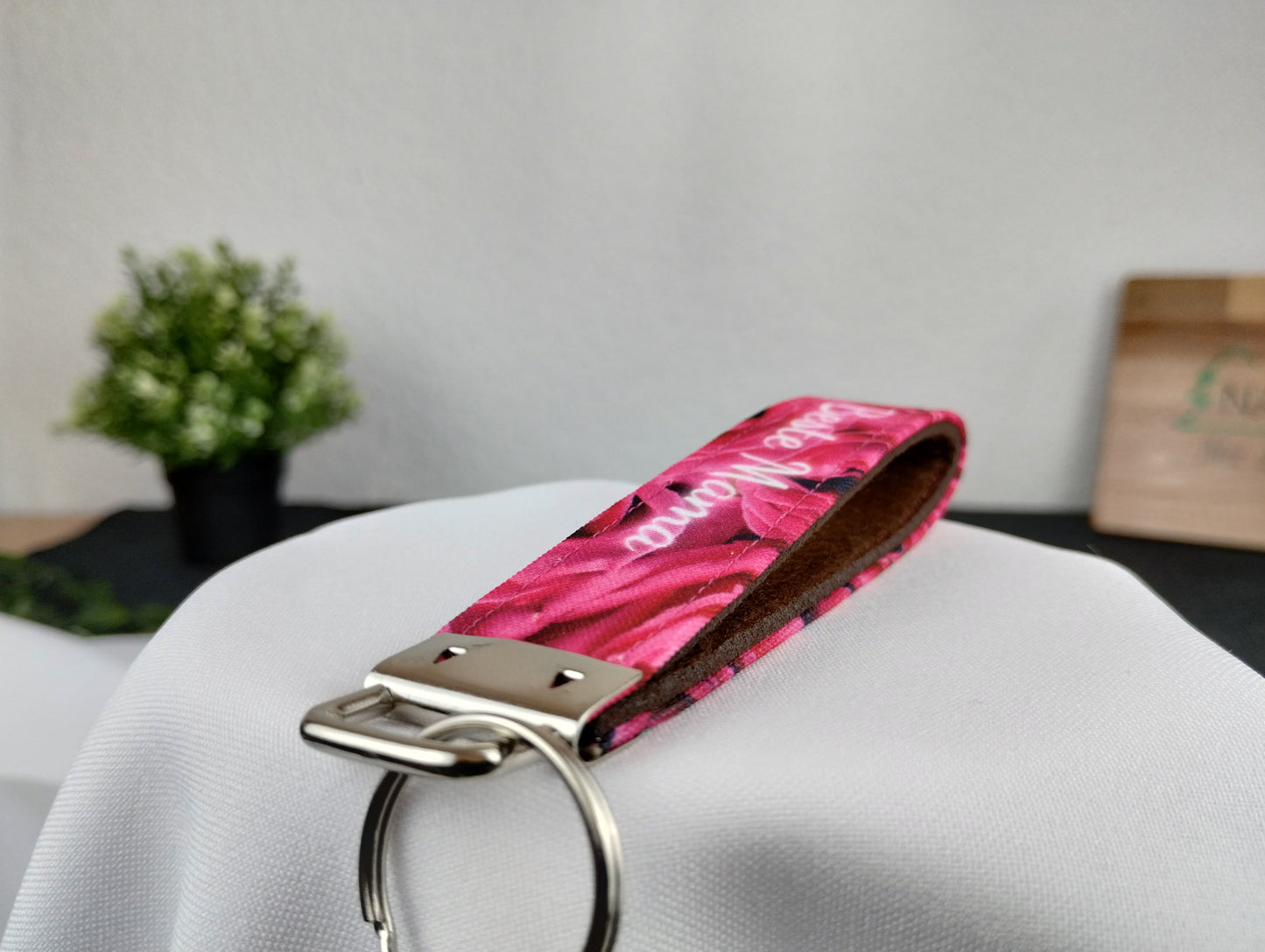 Personalisierbarer Schlüsselanhänger mit pinkem Rosenmotiv, weißer Schrift und innen mit braunem Filz