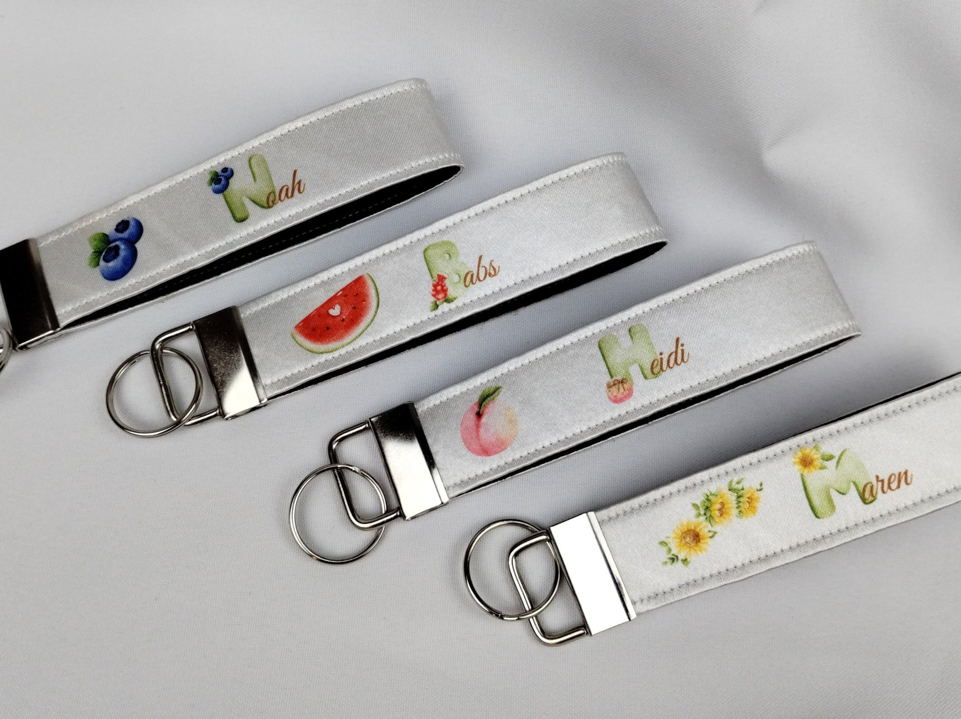 personalisierbarer Schlüsselanhänger Gartengaudi mit weißem Hintergrund und Fruchtmotiven