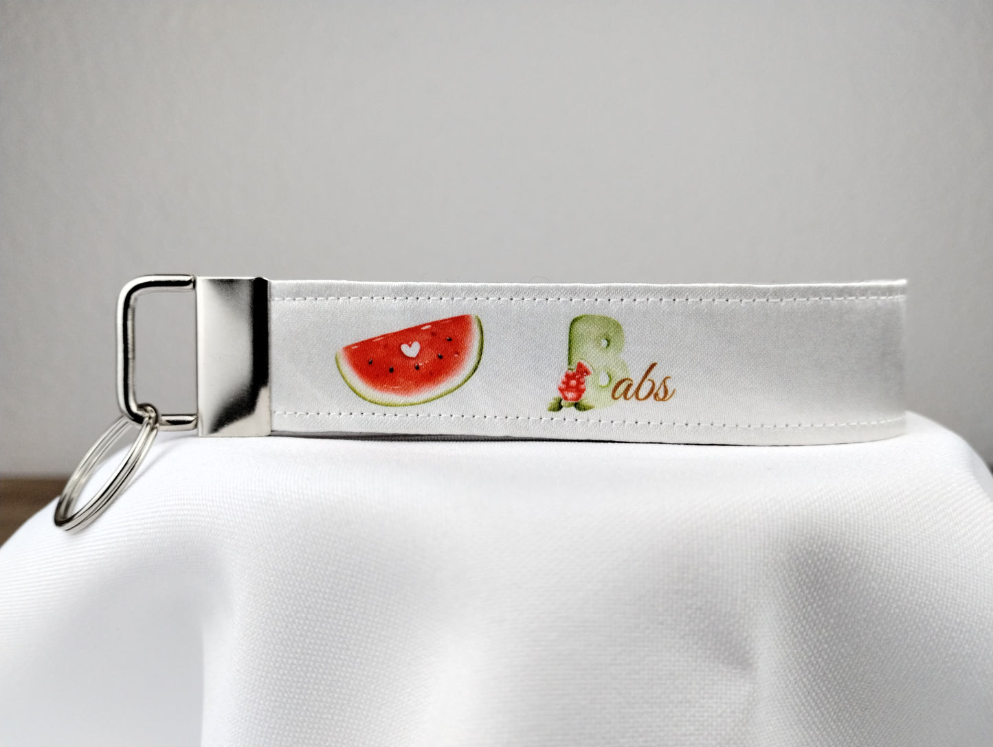 personalisierbarer Schlüsselanhänger Gartengaudi mit weißem Hintergrund und Wassermelonenmotiven 