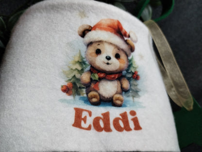Nahaufnahme vom Nikolaussocken mit Teddybären im Weihnachtslook