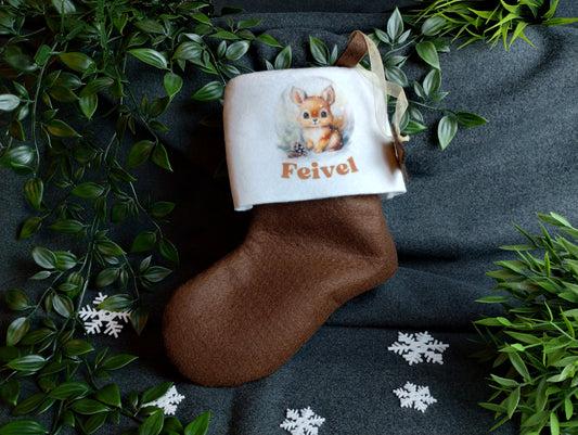 personalisierter Nikolaussocken mit niedlichem Eichhörnchenmotiv in rot, grün oder braun mit weißer Stulpe