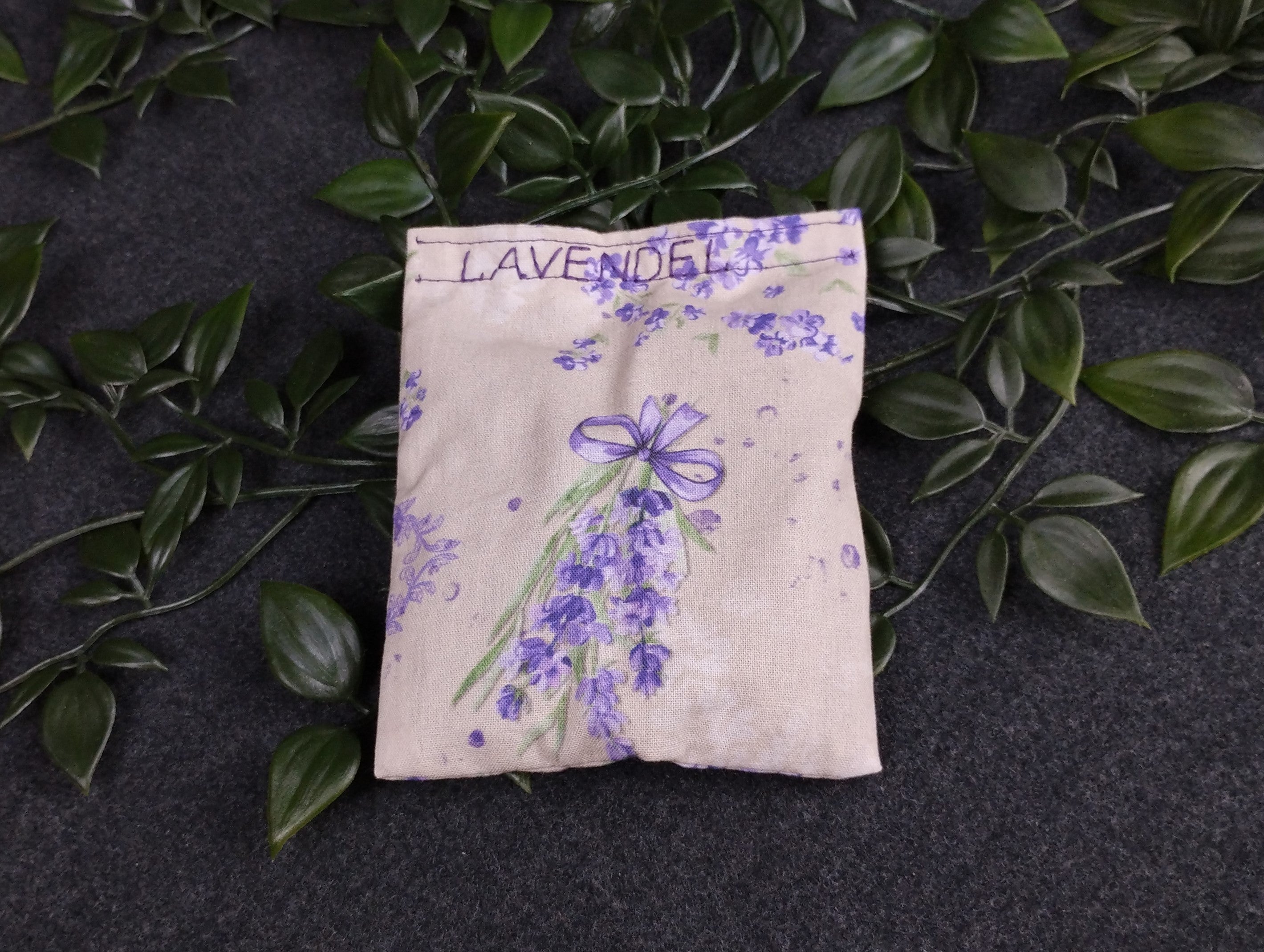 fertiges Duftkissen mit einem Lavendelmotiv. Beschriftet in Lila mit dem Namen Lavendel.