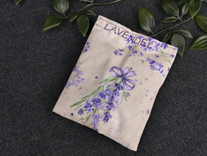 fertiges Duftkissen mit einem Lavendelmotiv. Beschriftet in Lila mit dem Namen Lavendel.