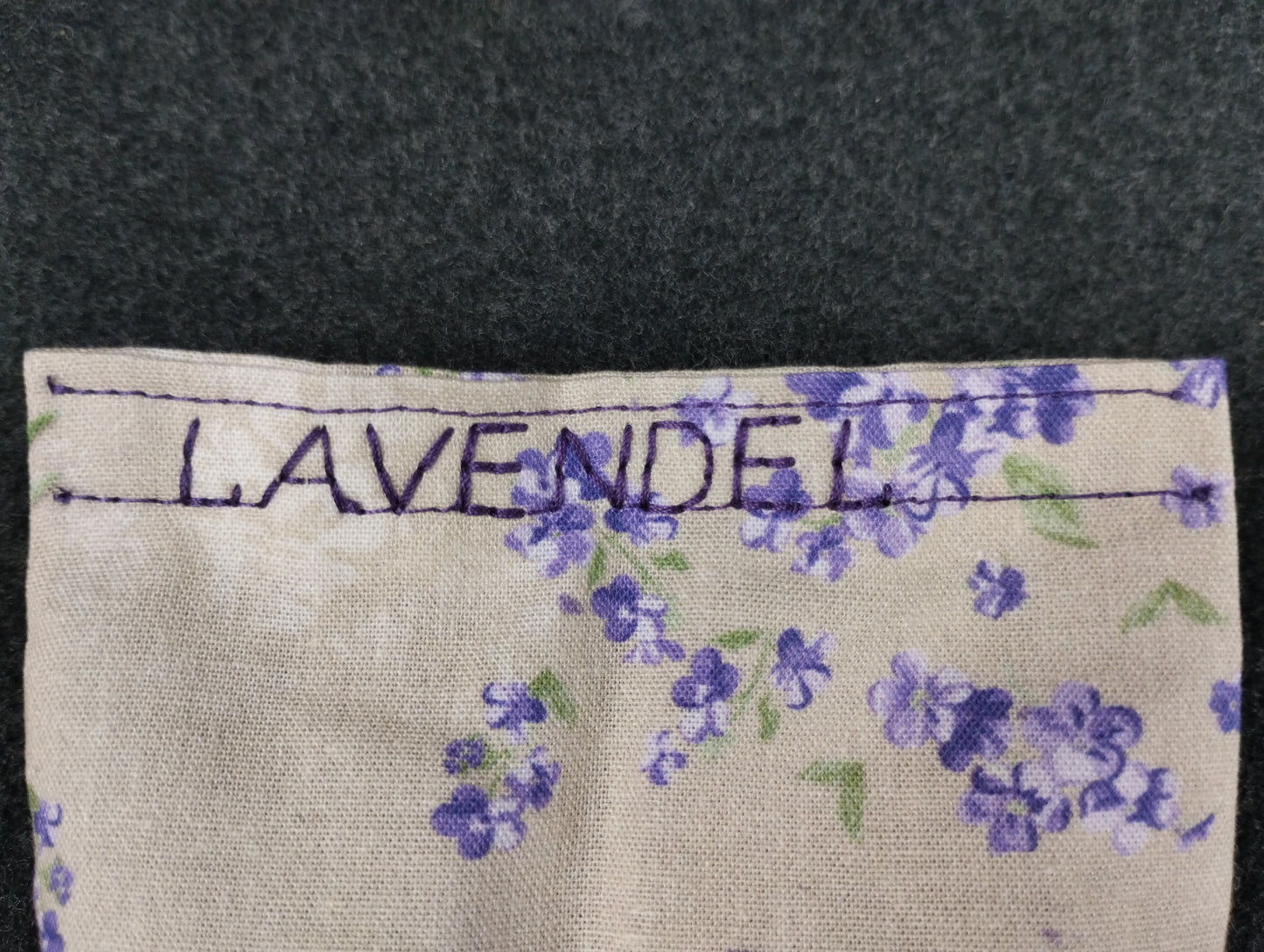 fertiges Duftkissen mit einem Lavendelmotiv. Beschriftet in Lila mit dem Namen Lavendel.