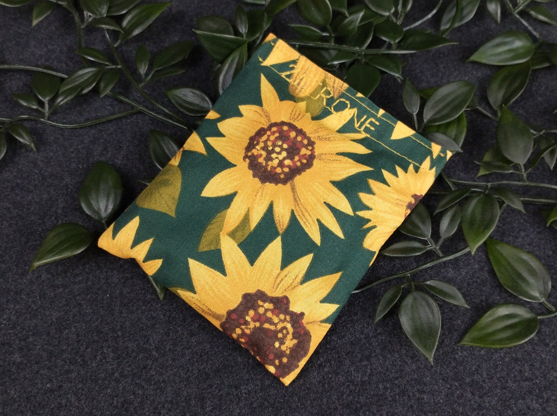 fertiges Duftkissen mit Sonnenblumenmotiven auf grünem Hintergrund. Personalisiert in gelb mit der Aufschrift Zitrone