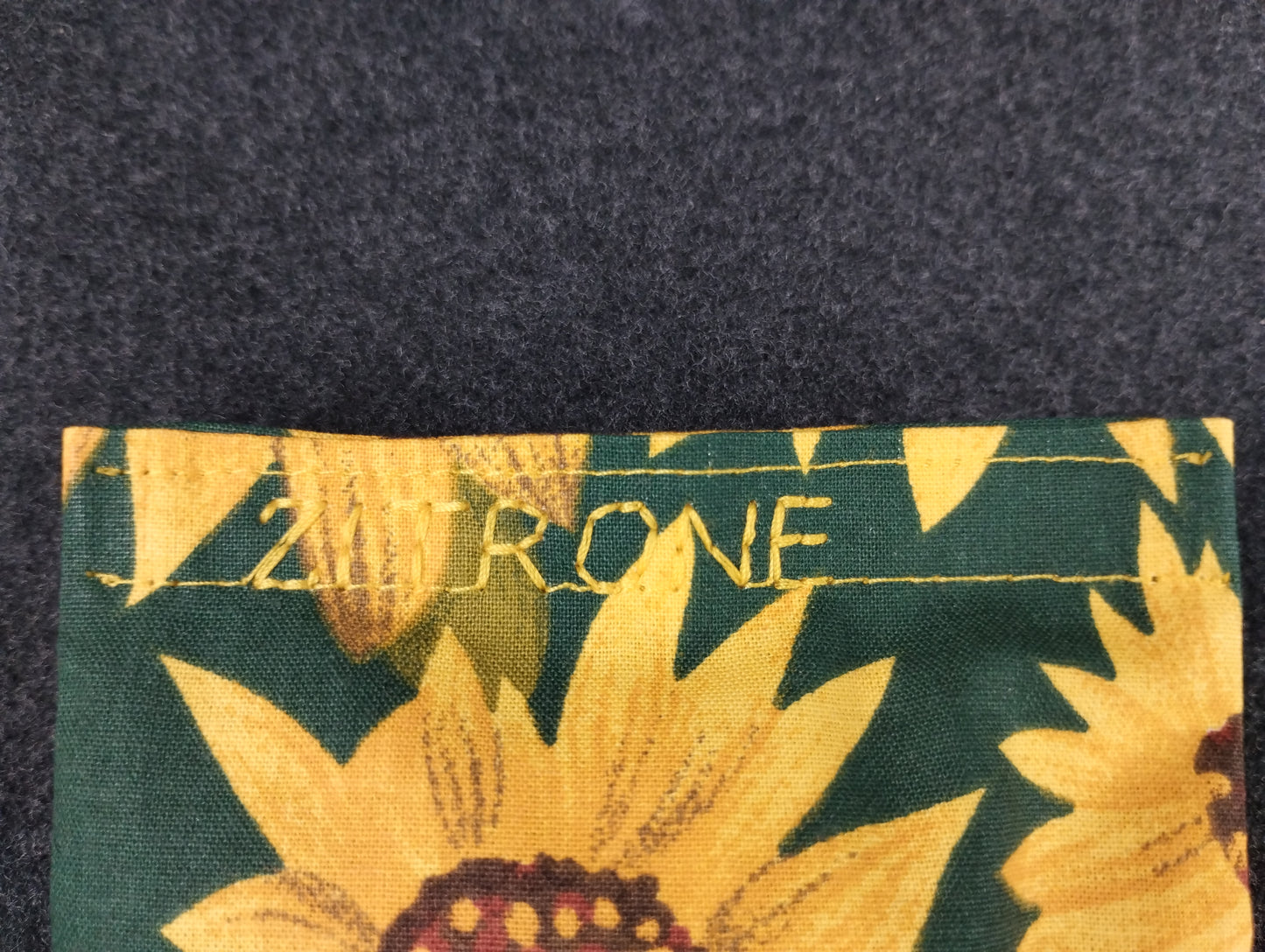 fertiges Duftkissen mit Sonnenblumenmotiven auf grünem Hintergrund. Personalisiert in gelb mit der Aufschrift Zitrone