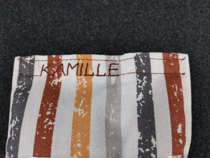 fertiges Duftkissen mit grau, braunen Streifen im Vintagelook. Personalisiert in braun mit dem Namen Kamille