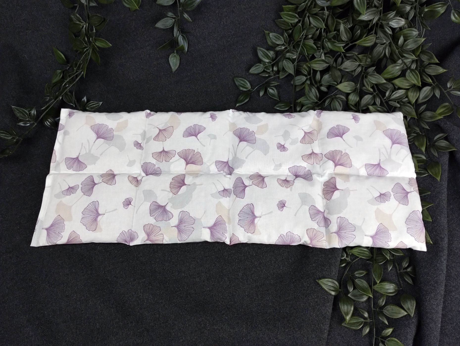 Körnerkissen mit lila Ginkgoblättern auf weiß