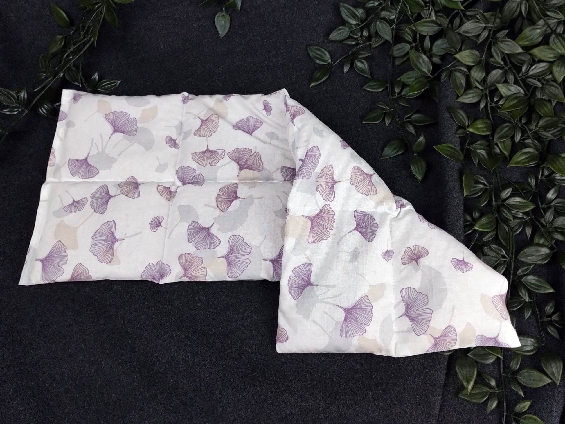 Körnerkissen mit lila Ginkgoblättern auf weiß