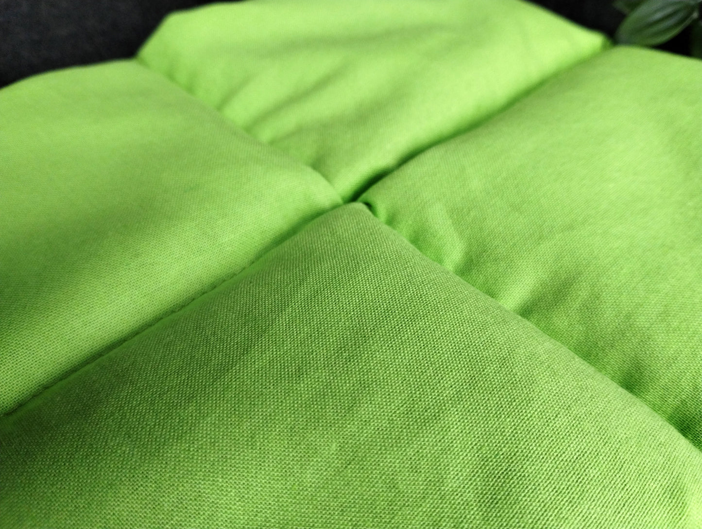 Körnerkissen in hellgrün als Beispiel für alle einfarbeigen knallig bunten Körnerkissen wie gelb, orange, rot, grün, blau, beere und lila