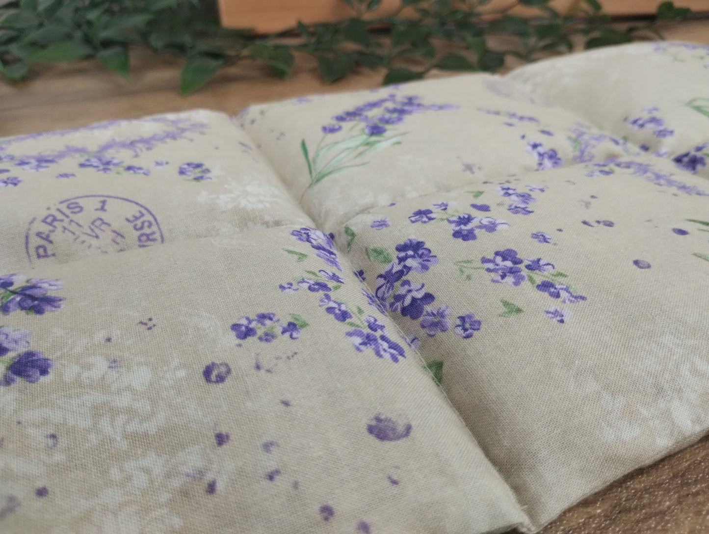 Körnerkissen mit nostalgischem Lavendelmotiv in beige und lila
