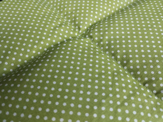 hellgrünes Körnerkissen mit weißen kleinen symmetrisch angeordneten Punkten