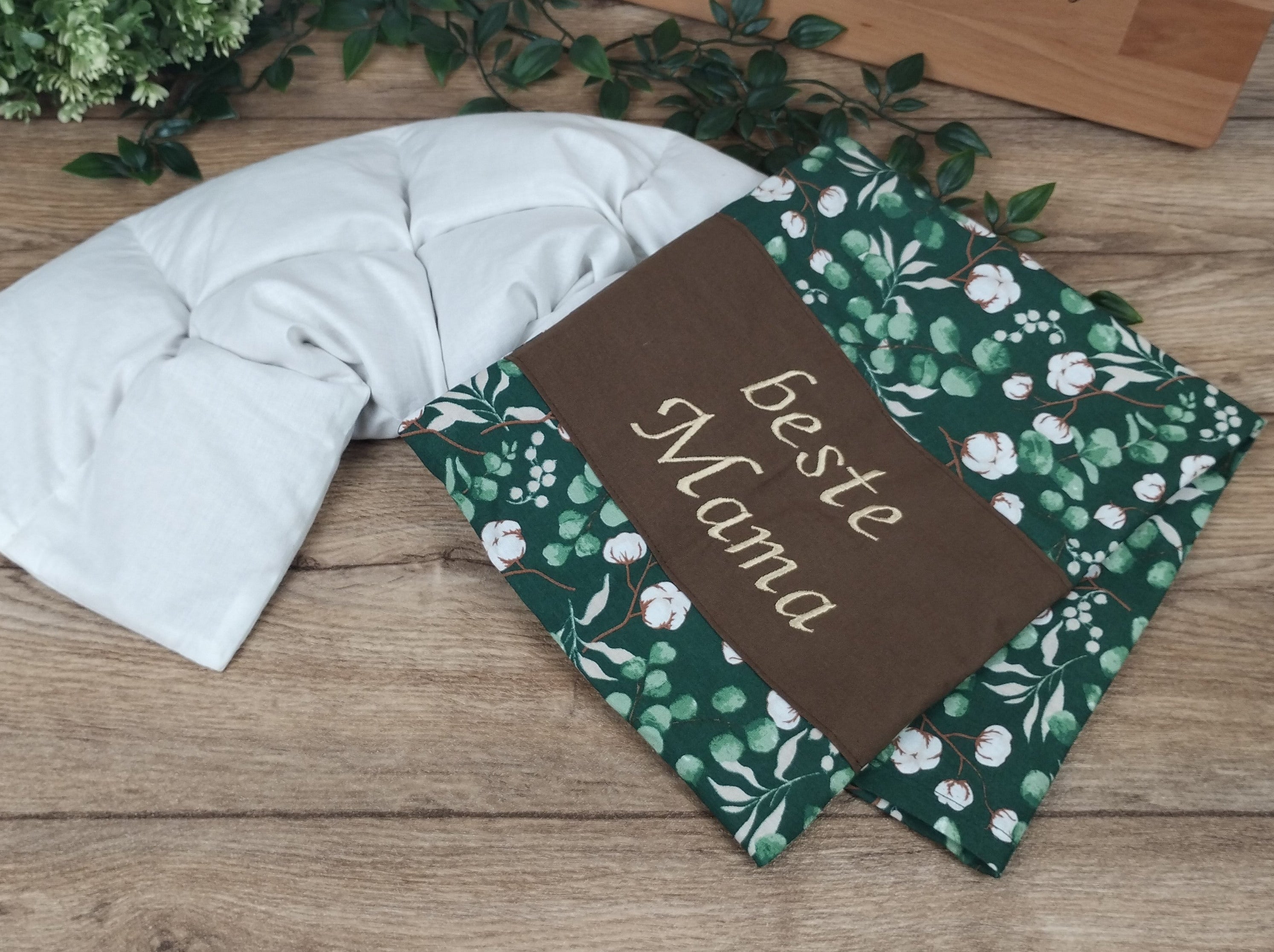 personalisiertes Körnerkissen mit unserem grünen Eucalyptus Baumwollmotiv und der personalisierung beste Mama