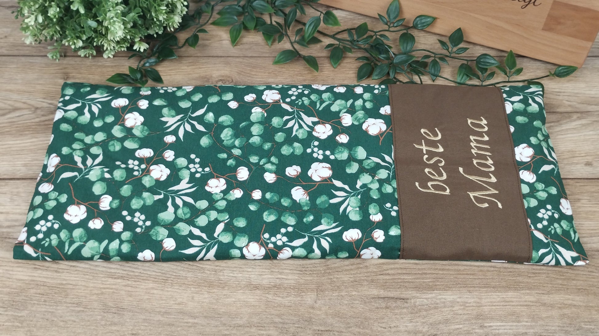personalisiertes Körnerkissen mit unserem grünen Eucalyptus Baumwollmotiv und der personalisierung beste Mama