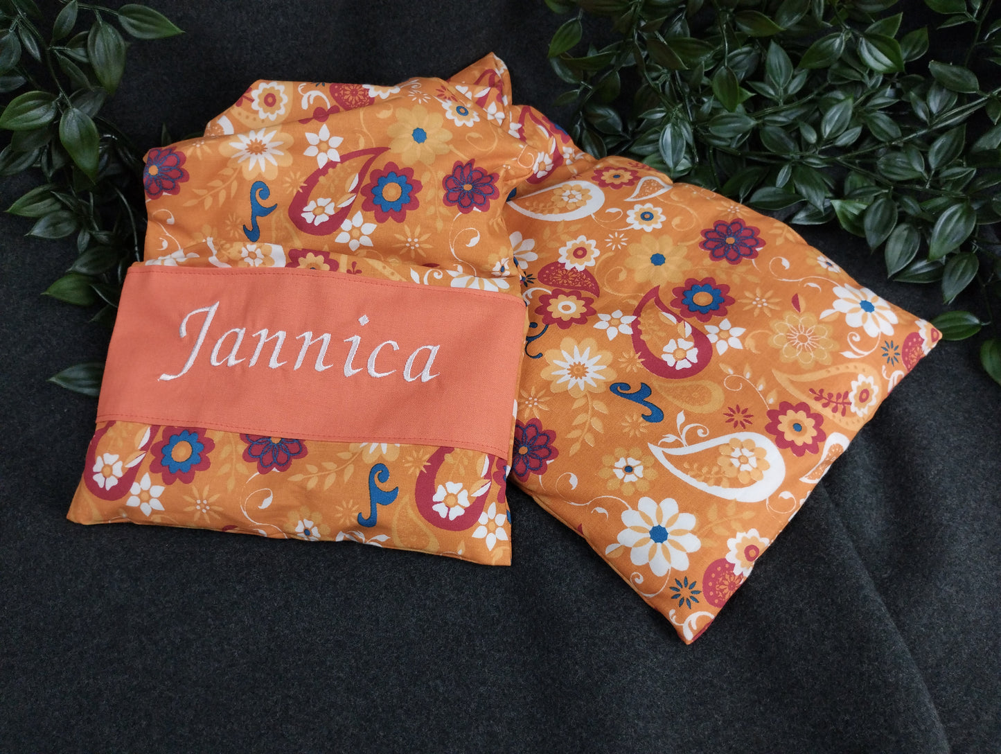 personalisiertes Körnerkissen mit dem Namen Jannica. Verwendet wurde der bernsteingemusterte Stoff.
