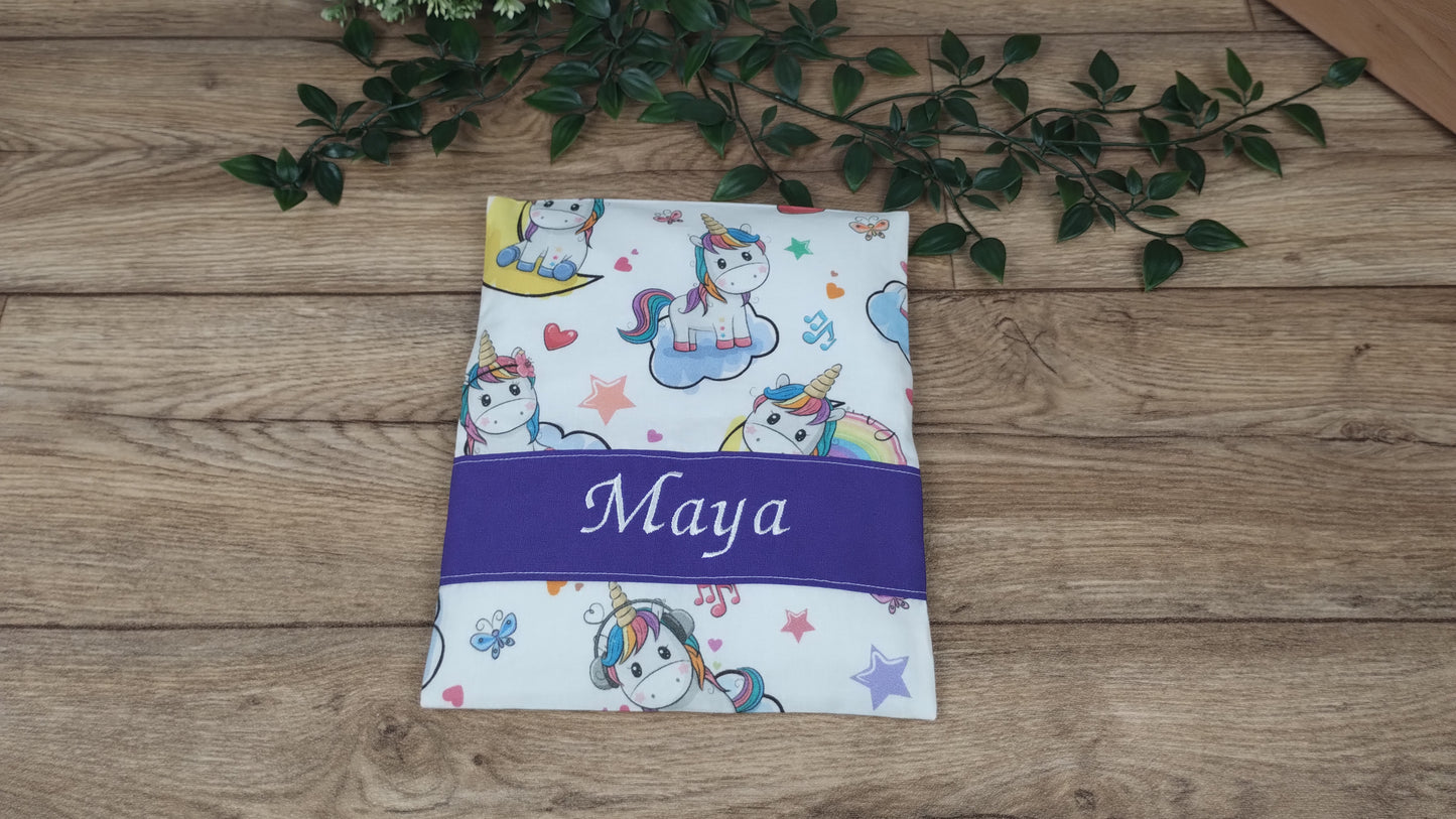 personalisiertes Körnerkissen mit dem Namen Maya auf einem niedlichen Einhornstoff.