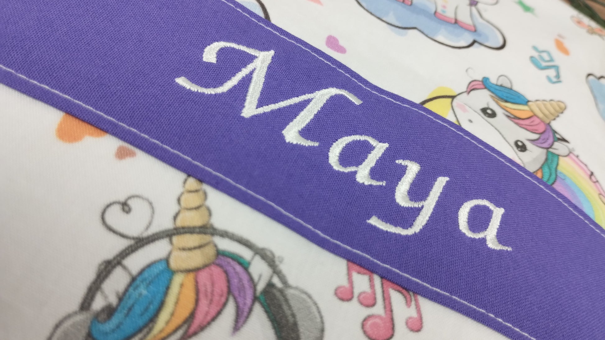 personalisiertes Körnerkissen mit dem Namen Maya auf einem niedlichen Einhornstoff.