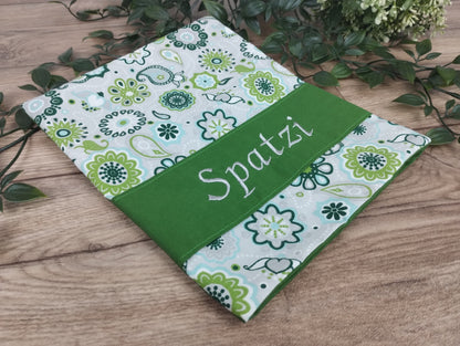 personalisiertes Körnerkissen mit den Hauptfarben grün und grau. Personalisiert mit dem gestickten Namen Spatzi