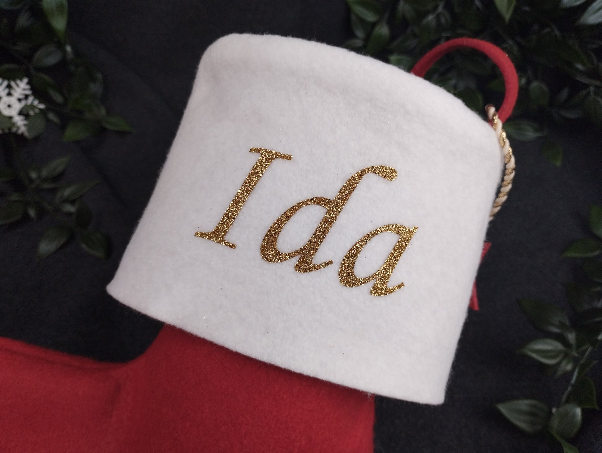 Nikolaussocken mit Glitzerschrift in Gold auf einem roten Nikolaussocken mit weißer Stulpe